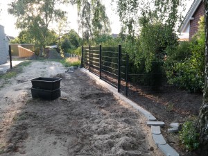 Zaun pflegeleicht gestalten mit Rasenkanten und Mähfix Steine