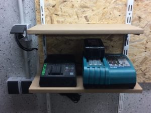 Werkzeugwand - Regal für Ladegeräte
