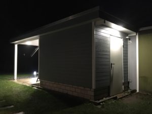 Innenausbau und Beleuchtung vom Schuppen - Außenansicht bei Nacht
