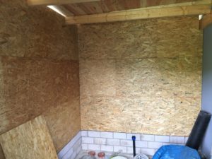 Innenausbau und Beleuchtung vom Schuppen - Wand mit OSB-Platten