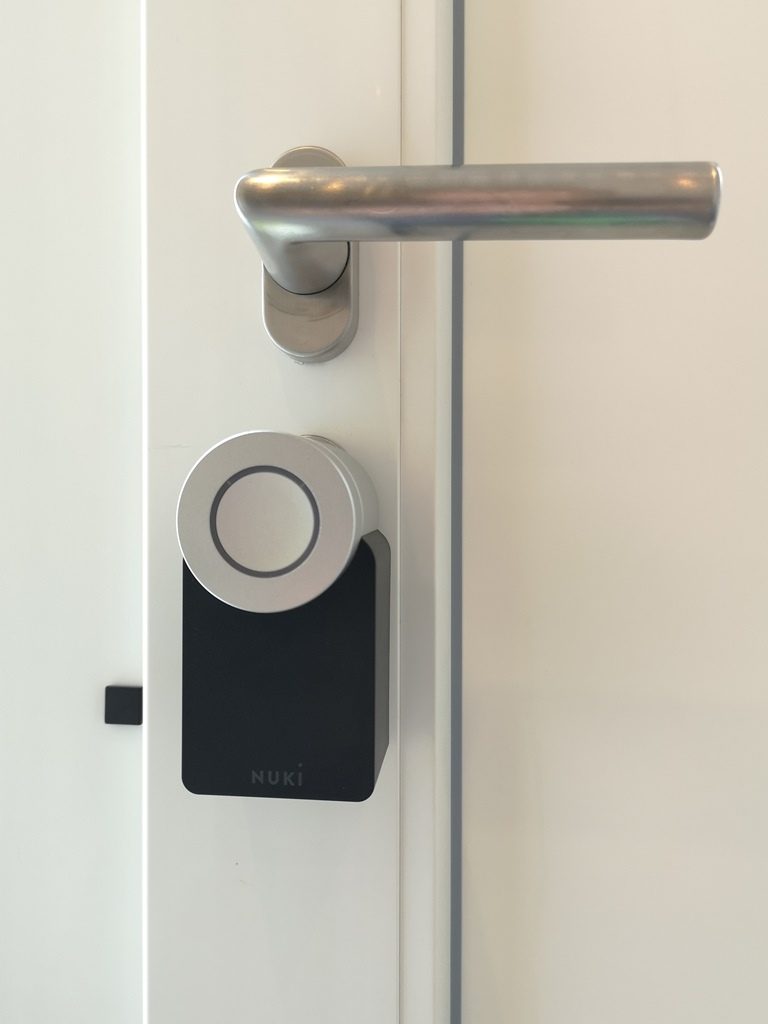 Nuki Smart Lock 2.0 - Montiert mit Türsensor